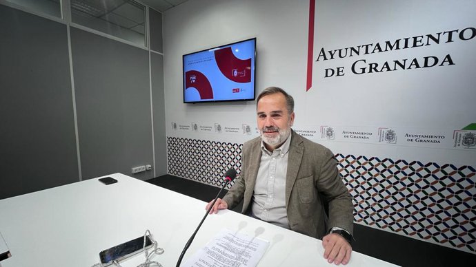 El edil Luis Jacobo Calvo en rueda de prensa