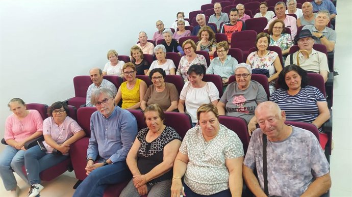 Asamblea de vecinos de Azuel que ha aocrdado concentrarse el 9J en protesta por no tener mesa electoral propia para votar.
