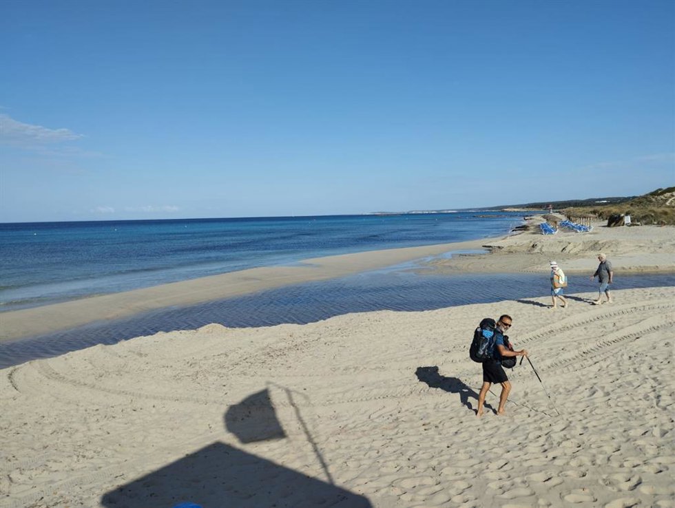 La playa de Son Bou reabre prácticamente en su totalidad tras la intervención en el Prat