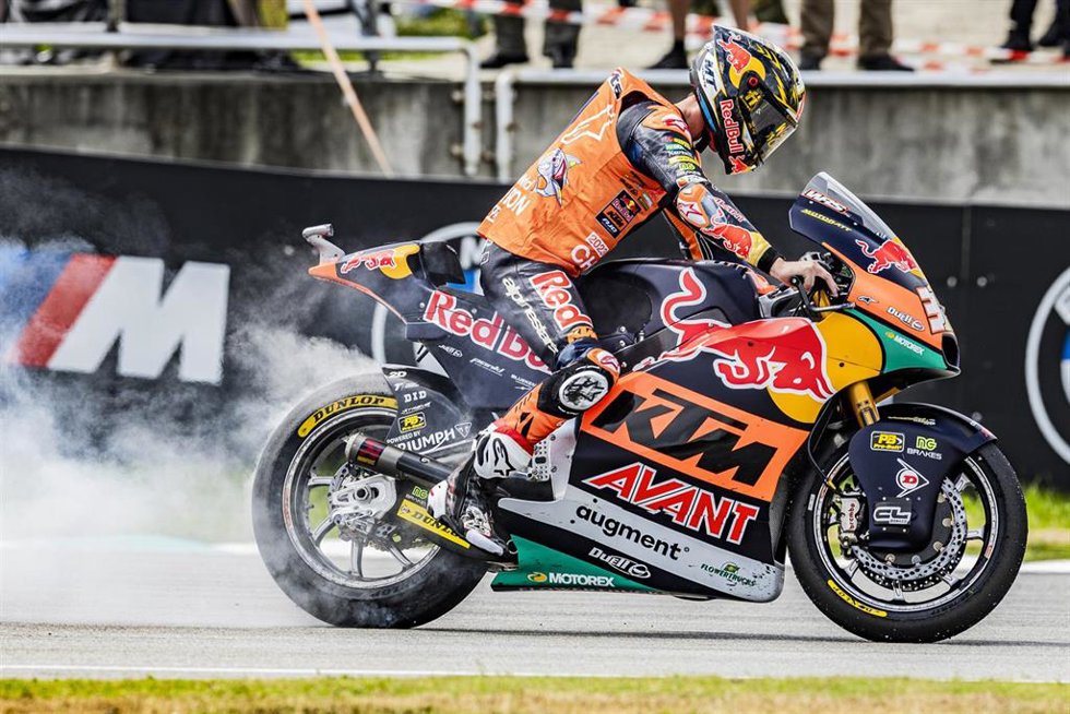 Archivo - ACOSTA Pedro (spa), Red Bull KTM Ajo, Kalex Moto2, portrait celebrates his world champion title during the 2023 Moto2 Petronas Grand Prix of Malaysia on the Sepang International Circuit from November 10 to 12, in Sepang, Malaysia - Photo Studi