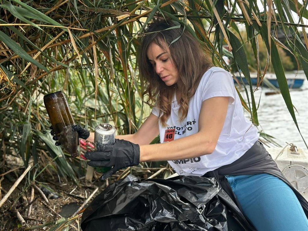 La vicealcaldesa recogiendo residuos dentro de la iniciativa 'Reto Río Limpio', promovida por el Ayuntamiento de Murcia junto a PreZero y Aguas de Murcia