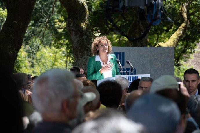 La candidata del PP para las elecciones europeas, Dolors Montserrat, interviene durante un acto de campaña del Partido Popular, en la carballeira da Madalena, a 1 de junio de 2024, en O Pino, A Coruña, Galicia (España). La presidenta de la Comisión Euro