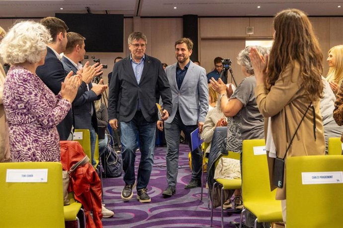 El expresidente catalán, Carles Puigdemont, y el candidato de Junts a las elecciones europeas, Toni Comín, en un acto de campaña en Bruselas (Países Bajos)