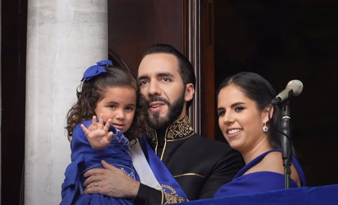 El presidente de El Salvador, Nayib Bukele, con su familia