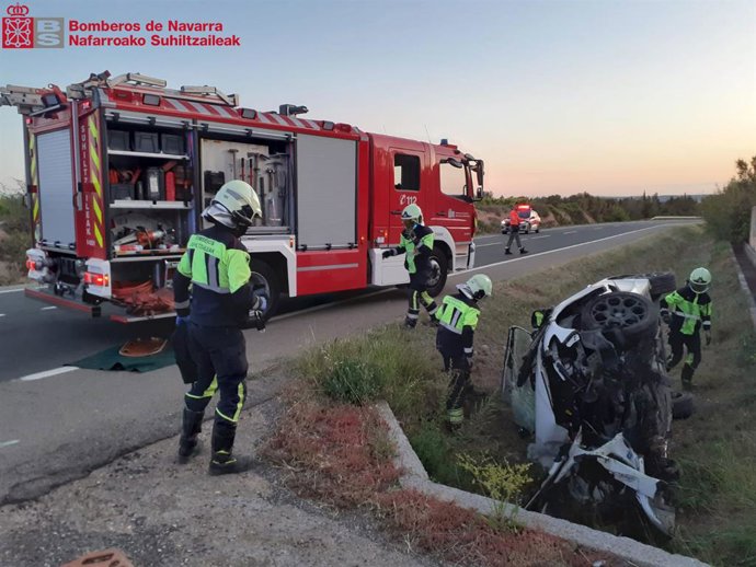 Los bomberos intervienen en el lugar del accidente.