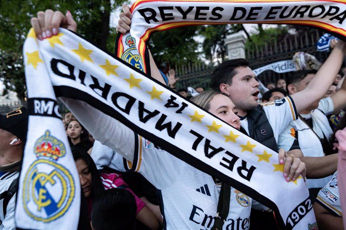 Decenas de personas celebran que el Real Madrid ha ganado la Liga 2023-2024, en la Plaza de Cibeles, a 4 de mayo de 2024, en Madrid (España). 