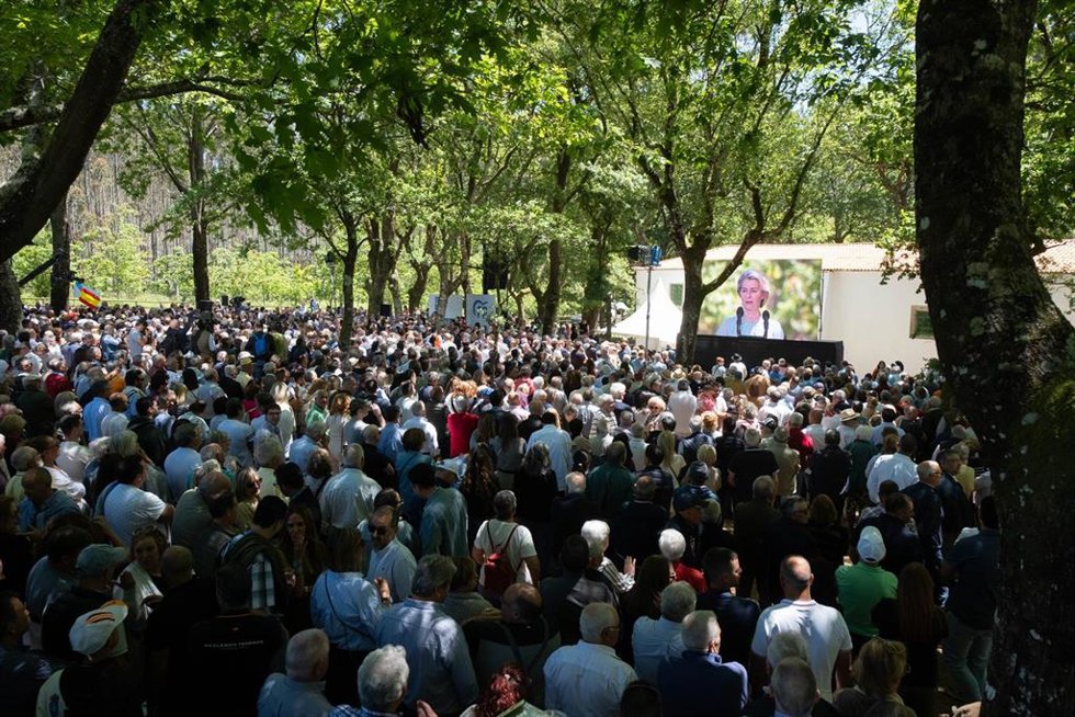 La presidenta de la Comisión Europea, Ursula Von der Leyen, interviene durante un acto de campaña del Partido Popular, en la carballeira da Madalena, a 1 de junio de 2024, en O Pino.