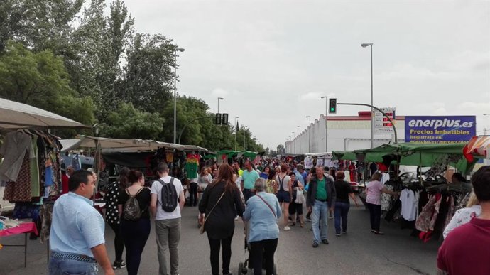 El mercadillo de venta ambulante en su ubicación provisional junto a Mercacórdoba, en una imagen de archivo.