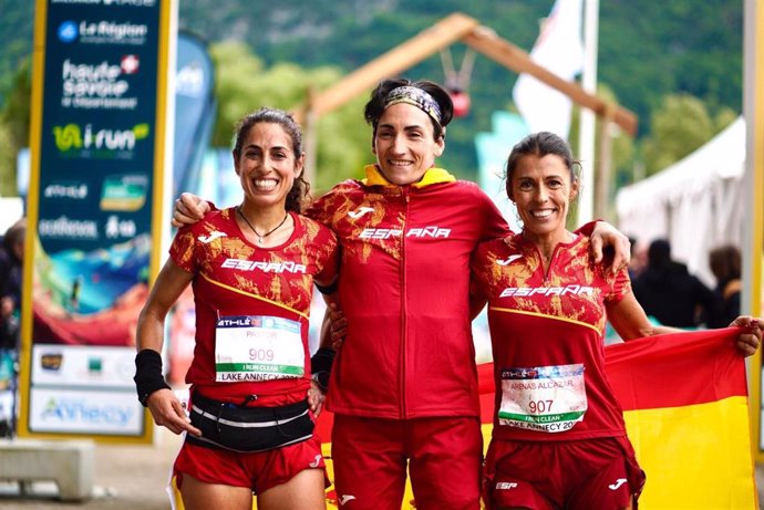 El equipo español femenino de trail running, formado por Oihana Kortazar, Gemma Arenas y María del Mar Pastor