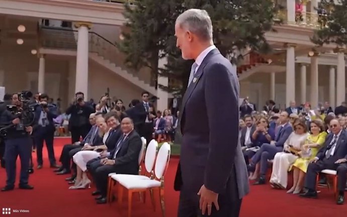 El Rey Felipe VI saluda a mandatarios, incluido Javier Milei, durante la toma de posesión de Nayib Bukele