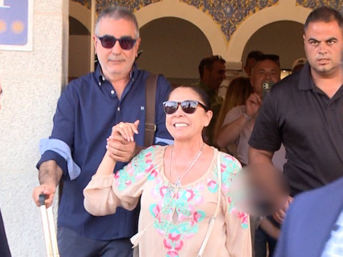 Agustín Pantoja e Isabel Pantoja saliendo de su hotel en Mérida.