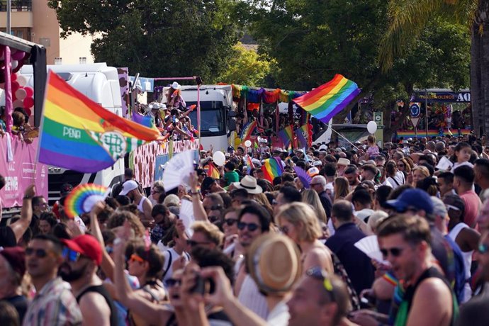 Miles de personas celebran el desfile del Pride de Torremolinos 2024. 