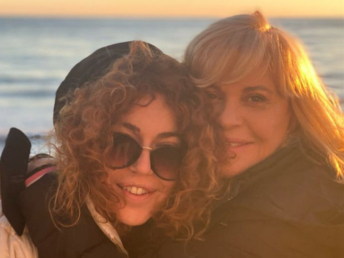 Archivo - Sofía Cristo y Bárbara Rey disfrutan juntas de la puesta del sol junto al mar.