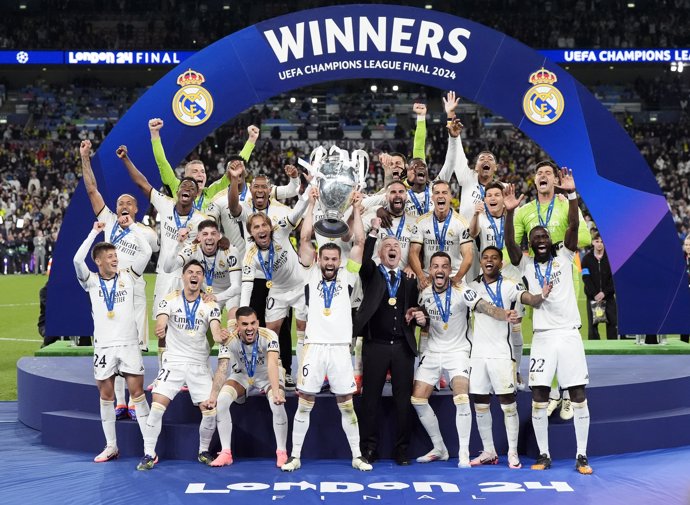 01 June 2024, United Kingdom, London: Real Madrid's Nacho Fernandez lifts the trophy as the team celebrates winning the UEFA Champions League final soccer match against Borussia Dortmund at Wembley Stadium. Photo: Nick Potts/PA Wire/dpa