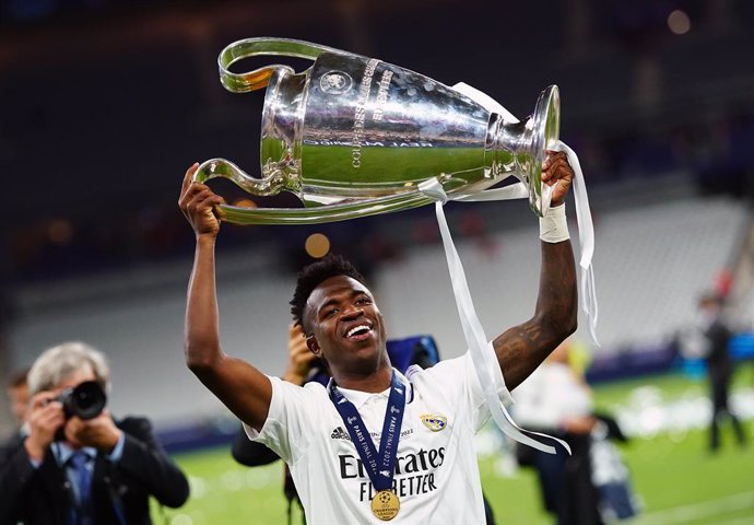 Archivo - 28 May 2022, France, Paris: Real Madrid's Jose Vinicius Junior celebrates with the trophy after winning the UEFA Champions League Final at the Stade de France. Photo: Adam Davy/PA Wire/dpa