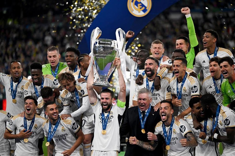 El defensa del Real Madrid Nacho Fernández levanta la Champions 2024. 