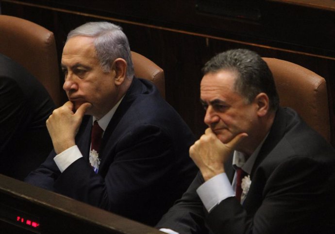 Archivo - JERUSALEM, Oct. 4, 2019  Israeli Prime Minister Benjamin Netanyahu (L) and Foreign Minister Yisrael Katz attend a swearing-in ceremony of the Knesset in Jerusalem, Oct. 3, 2019. Israeli lawmakers were sworn into the new parliament, or Knesset, o