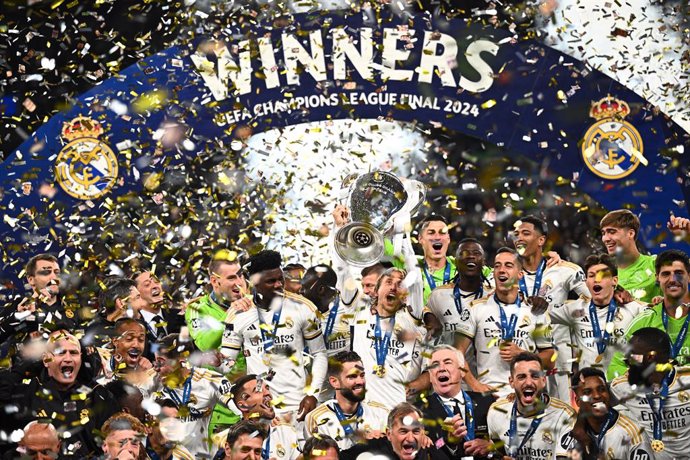 01 June 2024, United Kingdom, London: Real Madrid's Luka Modric lifts the trophy as the team celebrates winning the UEFA Champions League final soccer match against Borussia Dortmund at Wembley Stadium. Photo: Tom Weller/dpa