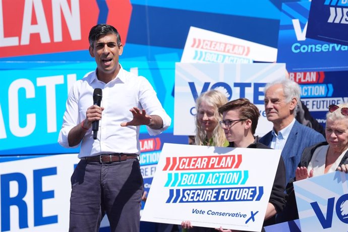 01 June 2024, United Kingdom, North Yorkshire: UK Prime Minister Rishi Sunak launches the Conservative campaign bus at Redcar Racecourse in the in the North East of England while on the General Election campaign trail. Photo: Jonathan Brady/PA Wire/dpa