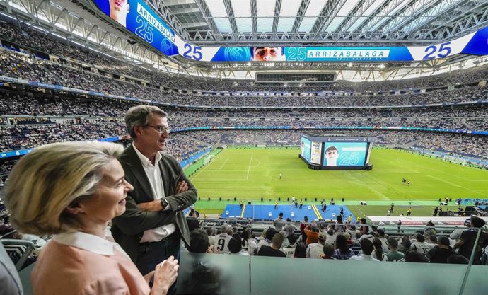 Archivo - El líder del PP, Alberto Núñez Feijóo, y la presidenta de la Comisión Europea y candidata a la reelección por parte del Partido Popular Europeo, Ursula von der Leyen, en el Santiago Bernabéu viendo la final de la Champions