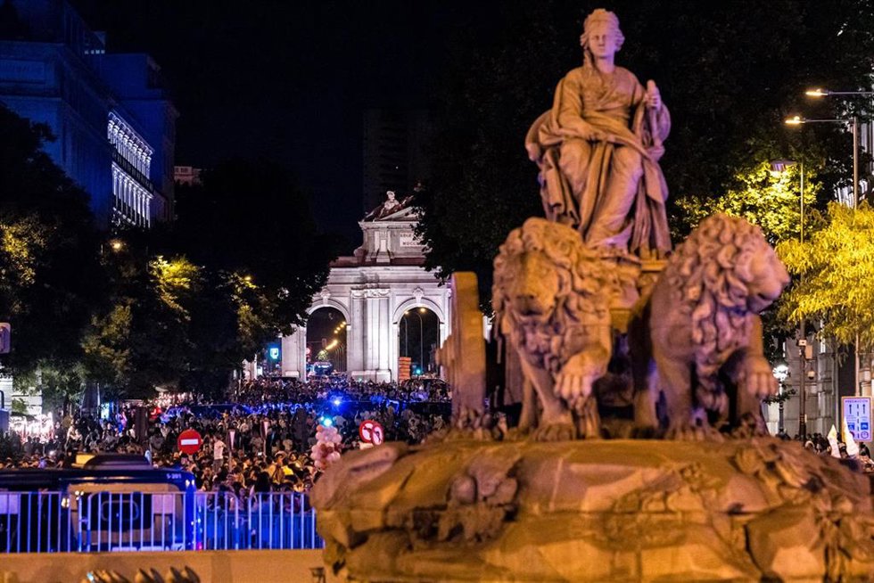 Centenares de aficionados celebran la victoria del Real Madrid en la final de la Champions League, en la plaza de Cibeles, a 1 de junio de 2024, en Madrid (España). El Real Madrid ha ganado al Borussia Dortmund en la final de la Champions League celebra