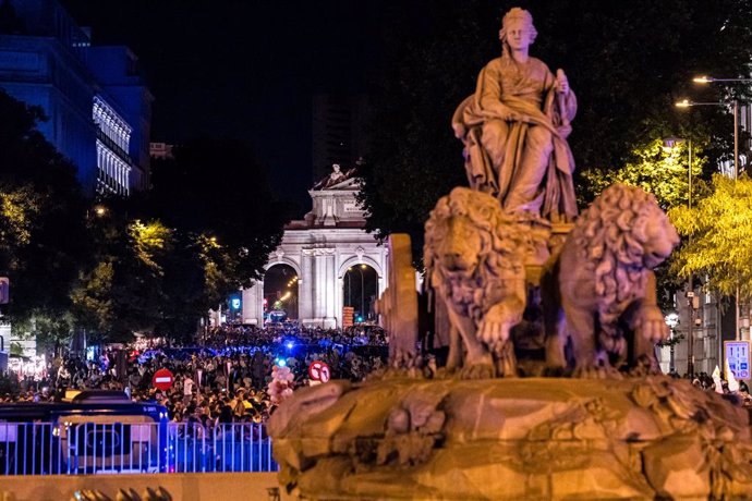 Centenares de aficionados celebran la victoria del Real Madrid en la final de la Champions League, en la plaza de Cibeles, a 1 de junio de 2024, en Madrid (España). El Real Madrid ha ganado al Borussia Dortmund en la final de la Champions League celebrada