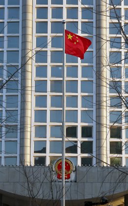 Archivo - La bandera nacional de China ondea frente al Ministerio de Asuntos Exteriores del país en Pekín 