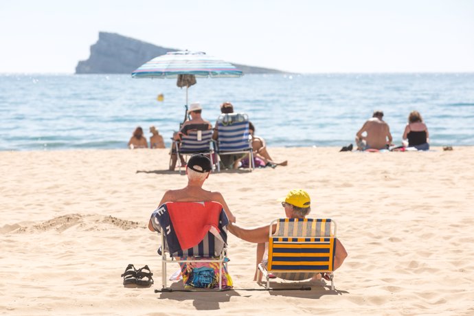 Archivo - Numerosas personas se bañan y toman el sol en la playa de Poniente, a 11 de marzo de 2023, en Benidorm, Alicante, Comunidad Valenciana (España). 