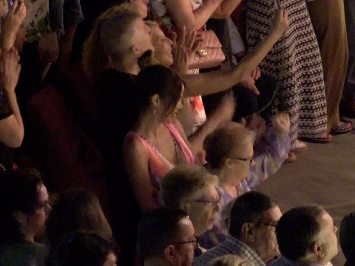 TAMARA GORRO Y SU ABUELA BAILANDO EN EL CONCIERTO DE ISABEL PANTOJA