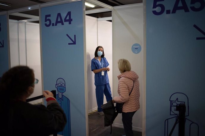 Archivo - Una sanitaria en el circuito de vacunación de Fira de Barcelona, a 26 de abril de 2021, en Barcelona, Cataluña (España). El circuito de vacunación es una prueba piloto de vacunación para futuras inoculaciones a gran escala cuando lleguen más dos