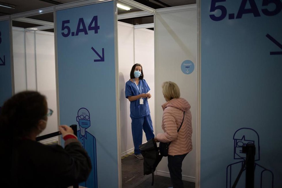 Archivo - Una sanitaria en el circuito de vacunación de Fira de Barcelona, a 26 de abril de 2021, en Barcelona, Cataluña (España). El circuito de vacunación es una prueba piloto de vacunación para futuras inoculaciones a gran escala cuando lleguen más d
