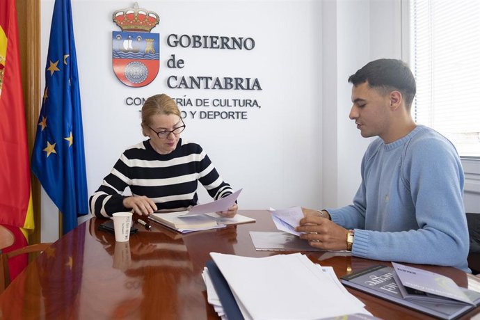 La Consejera De Cultura, Turismo Y Deporte, Eva Guillermina Fernández, Se Reúne Con La Asociación Entre Valles.