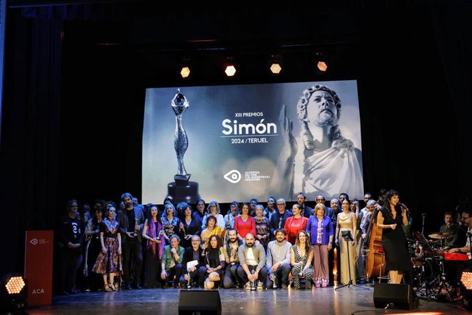 Foto de familia de la gala de entrega de los Premios Simón, en Teruel.