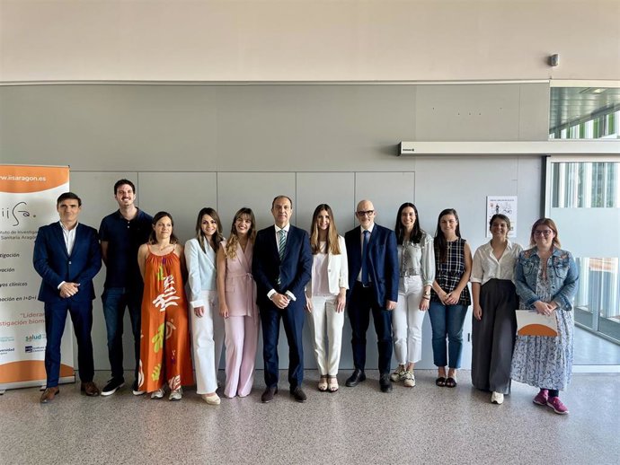 El consejero de Sanidad, José Luis Bancalero Flores, con los participantes y responsables del IIS.