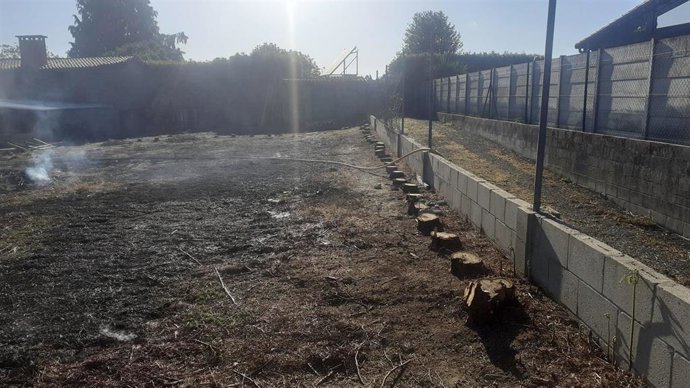 Extinción de una quema descontrolada en Paderne (A Coruña).