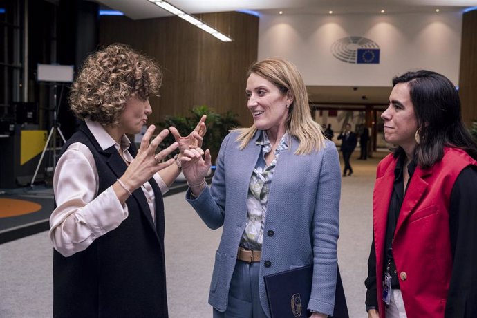 Archivo - (I-D) La eurodiputada Dolors, Montserrat; la presidenta del Parlamento Europeo, Roberta Metsola, y la eurodiputada, Isabel Benjumea, durante la inauguración del belén murciano en el Parlamento Europeo, a 28 de noviembre de 2023, en Bruselas (Bél