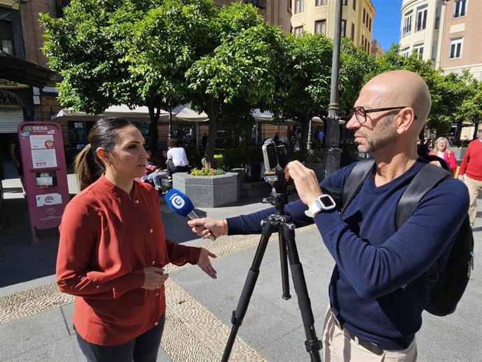 Archivo - La concejal del PSOE en el Ayuntamiento de Córdoba Carmen González atiende a medios en imagen de archivo