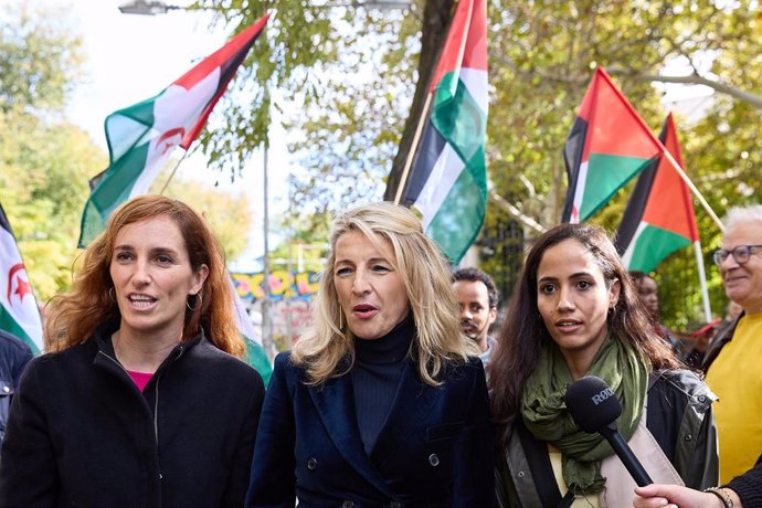 Archivo - La ahora ministra de Sanidad, Mónica García, la líder de Sumar y vicepresidenta segunda, Yolanda Díaz, y la diputada Tesh Sidi en una foto de archivo durante una marcha pro saharaui