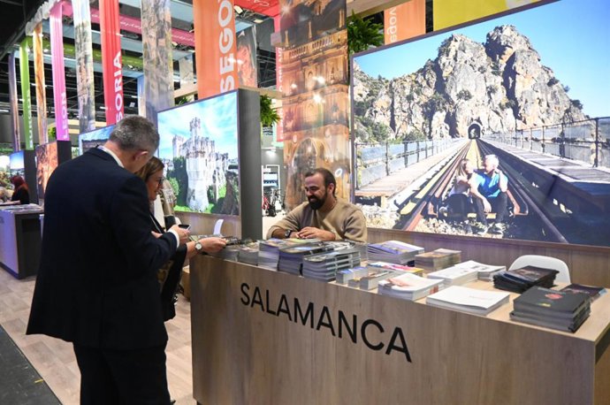 Expositor de Salamanca en una feria de turismo.
