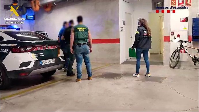 Detenciones en la operación de Guardia Civil y Mossos d'Esquadra contra una banda de estafas en Catalunya