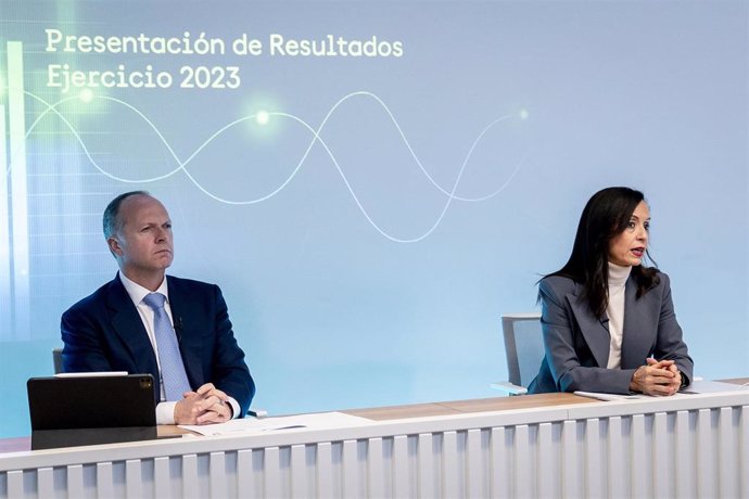 Archivo - El consejero delegado de Redeia, Roberto García Merino y la presidenta de Redeia, Beatriz Corredor, durante la rueda de prensa de publicación de los resultados del ejercicio 2023 de Redeia, a 28 de febrero de 2024, en Madrid (España). Redeia, op