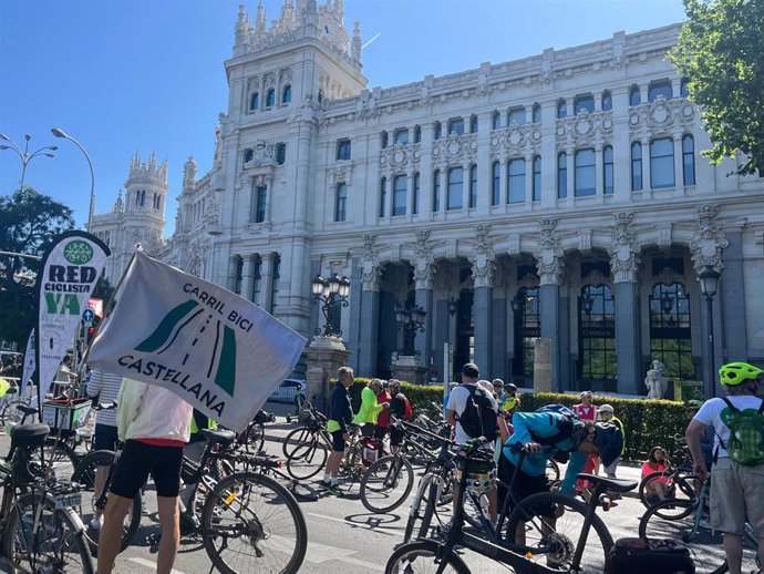 Un centenar de personas participan en una 'bicifestación' para exigir una red ciclista y un carril por la Castellana.