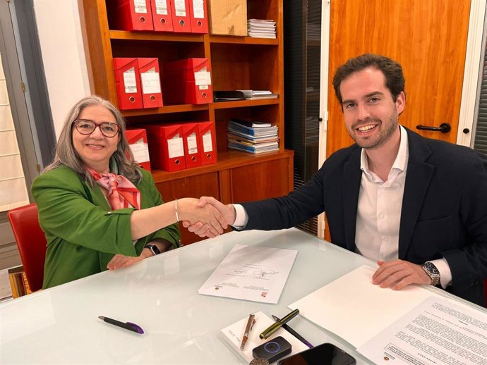 Archivo - La presidenta de la Federación de Asociaciones de Personas Sordas de Castilla y León, María Rosa Galván, y el concejal de Personas Mayores, Familia y Servicios Sociales, Rodrigo Nieto, en la firma del convenio.