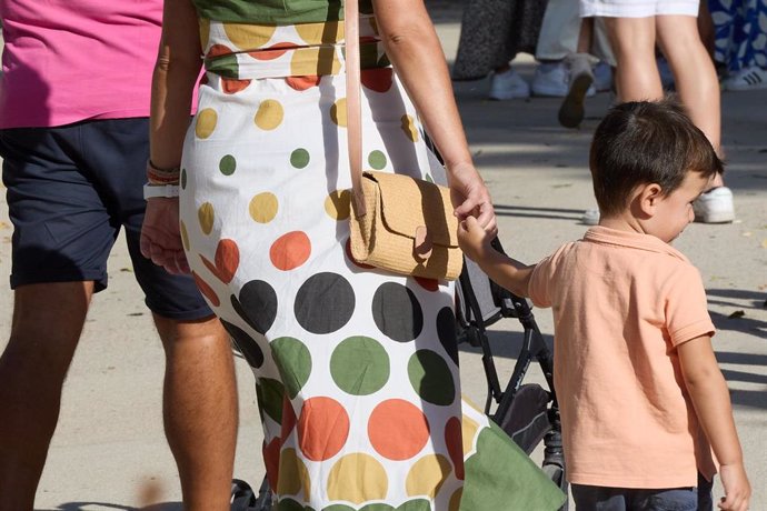 Archivo - Una familia en el Parque de El Retiro, a 26 de agosto de 2023, en Madrid (España). 