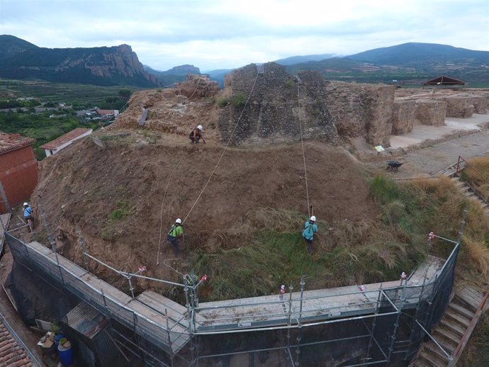 BROCHE DE ORO A LOS MÁS DE 10 AÑOS DE EXCAVACIONES ARQUEOLÓGICAS EN EL CASTILLO DE NALDA SEÑORÍO DE CAMEROS