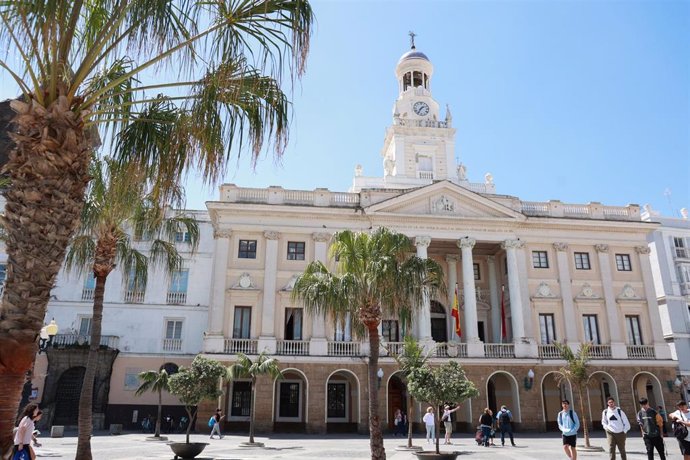 Archivo - Fachada del Ayuntamiento de Cádiz.