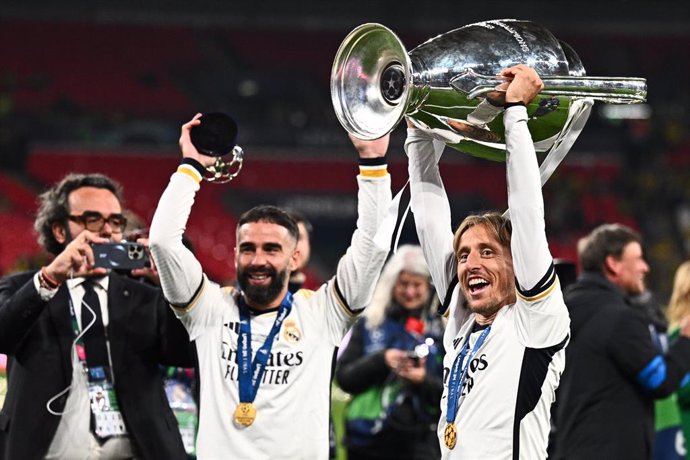 01 June 2024, United Kingdom, London: Madrid's Luka Modric (R) and Dani Carvajal celebrate with the trophy after winning the UEFA Champions League final soccer match against Borussia Dortmund at Wembley Stadium. Photo: Tom Weller/dpa