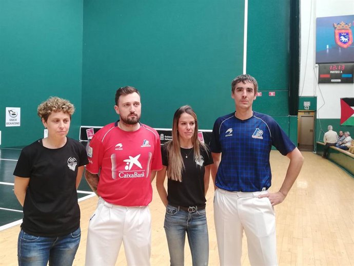 Iera Aguirre, de Ados Pilota; los expelotaris Adur Lasa y Peio Martínez de Eulate, junto con la atleta Maitane Melero.
