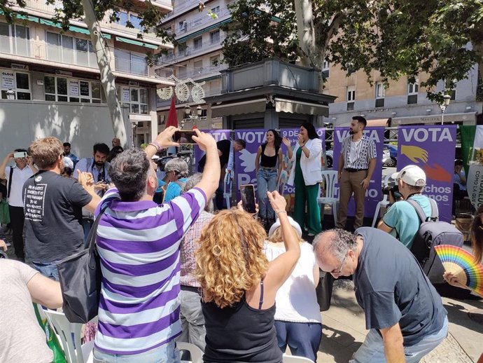 Mitin de Podemos en la Plaza Mariana Pineda, con su secretaria general, Ione Belarra, segunda por la izquierda en el escenario