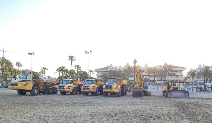 Vehículos y maquinaria para la regeneración de playas y aportación de arena.